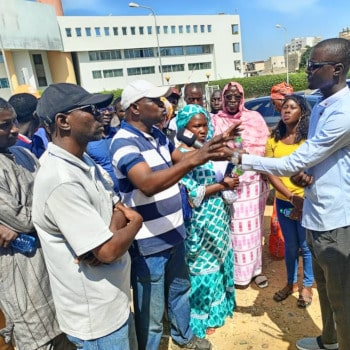 Sénégal : 26 personnes arrêtées pour avoir discuté pacifiquement de la manière d’exiger une compensation équitable dans le cadre d’un projet de train.